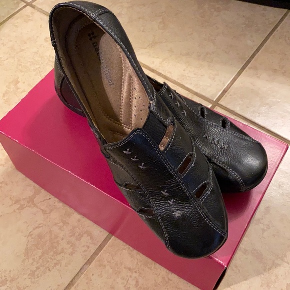 Naturalizer black slip on closed toe sandals size 7.5 M - Picture 1 of 3